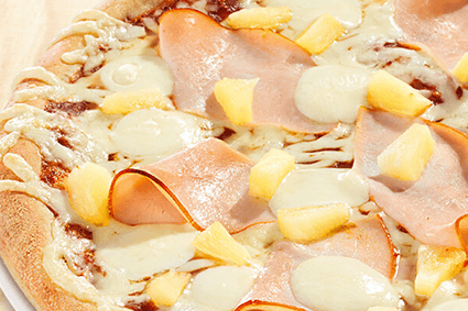 Pizza mit geräucherter Putenbrust, Ananas und Mozzarella.