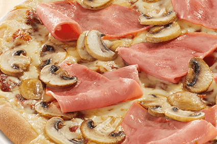 Pizza mit Hinterschinken und frischen Champignons.