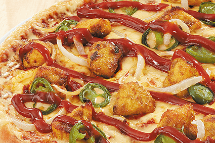 Pizza mit Currychicken, Zwiebeln, Jalapeños und Barbecue-Sauce.