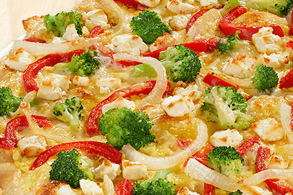 Pizza mit Currychicken, Zwiebeln, Jalapeños und Barbecue-Sauce.