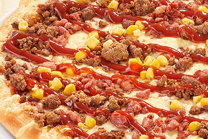 Pizza mit Baconwürfeln, Mais, Beef und Barbecue-Sauce.