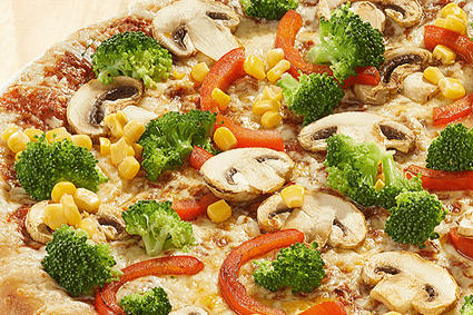 Pizza mit Broccoli, Paprika, Mais und frischen Champignons.