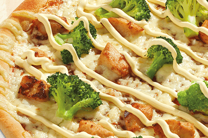 Pizza mit Hähnchenbrustfilet, Broccoli und Sauce Hollandaise.