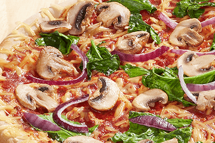 Vegane Pizza mit Blattspinat, frischen Champignons, roten Zwiebeln, veganem Schmelzgenuss Gouda-Art und einer Prise Knoblauch.