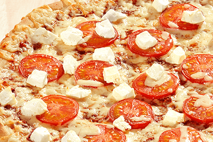 Pizza mit Tomate und Hirtenkäse.