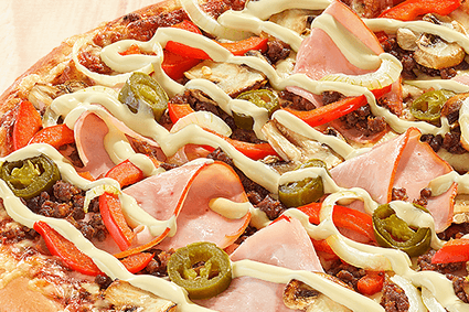 Mit geräucherter Putenbrust (halal, aus Fleischstückchen zusammengesetzt), Beef (100% Rind gewürzt), frischen Champignons, Paprika, Jalapeños, Zwiebeln und Sauce Hollandaise.