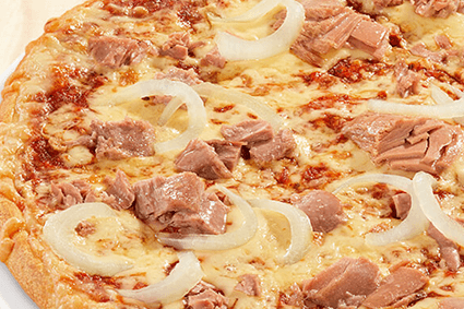 Pizza mit Thunfisch und Zwiebeln.