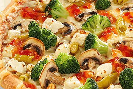 Pizza mit Brokkoliröschen, Champignonscheiben, grünen Peperonistücken, Fetawürfeln und roter Sauce