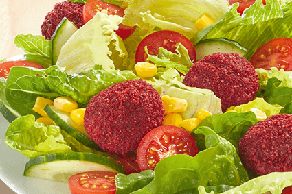 Eisberg- und Römersalat, Cherry-Tomaten, Gurke, Mais und Falafel.