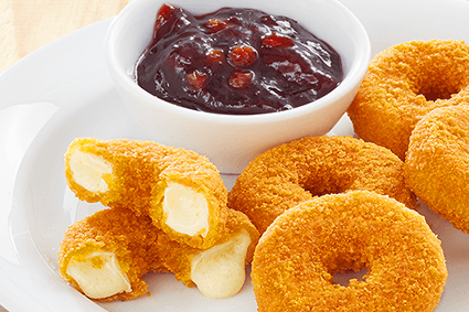 Camembert Donuts mit Preiselbeersoße, auf einem weißen Teller