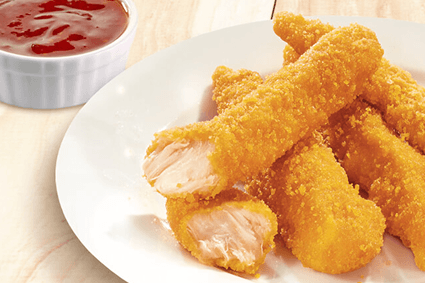 Knusprige Chicken-Streifen auf weißem Teller, daneben Dip-Sauce.