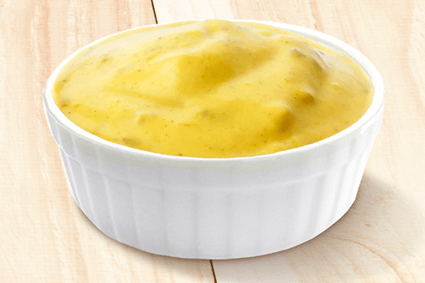 Curry-Dip in einer weißen Schale