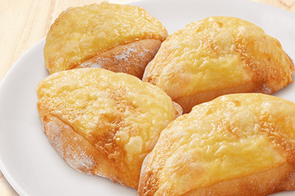 Pizzabrötchen mit Käse, auf einem weißen Teller