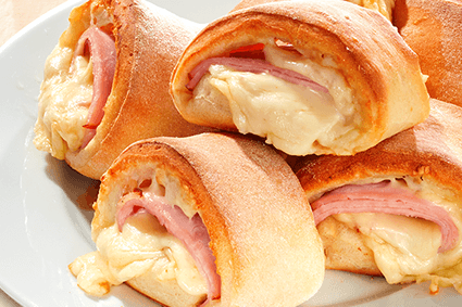 Snack Rolls mit Putenbrust und geschmolzenem Käse auf einem Teller.