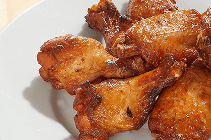 8 Chicken Wings auf einem Teller