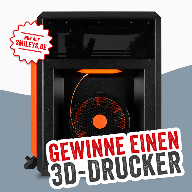 Gewinnspielmotiv mit schwarzem 3D Drucker mit orangefarbenen Elementen und sichtbarer Filamentrolle, Badge mit Text Nur auf smileys.de sowie Schriftzug Gewinne einen 3D Drucker im Vordergrund