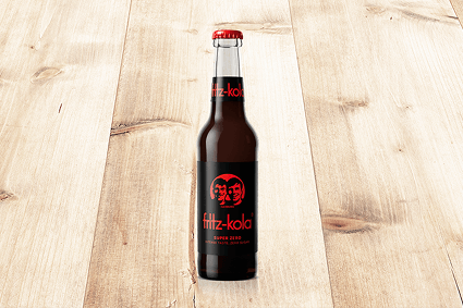 Fritz-Kola-Super-Zero-Flasche vor neutralem Hintergrund.