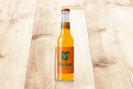 Fritz-Limo-Orange-Flasche vor neutralem Hintergrund.